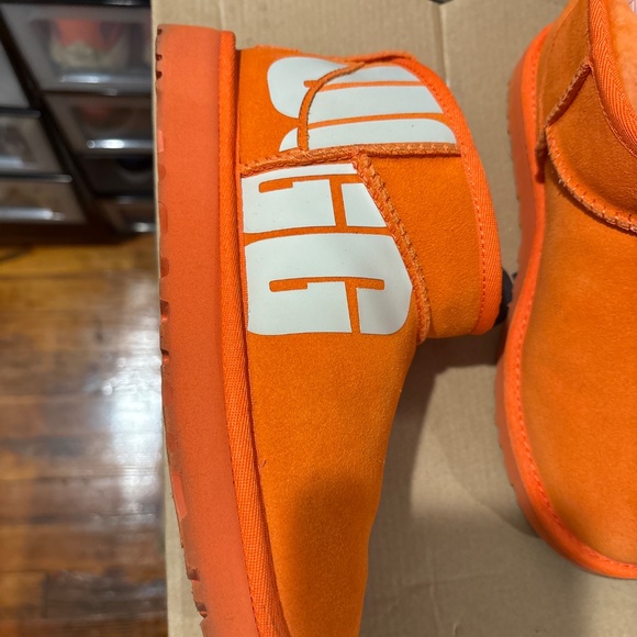 Ugg - Picture 2 of 3